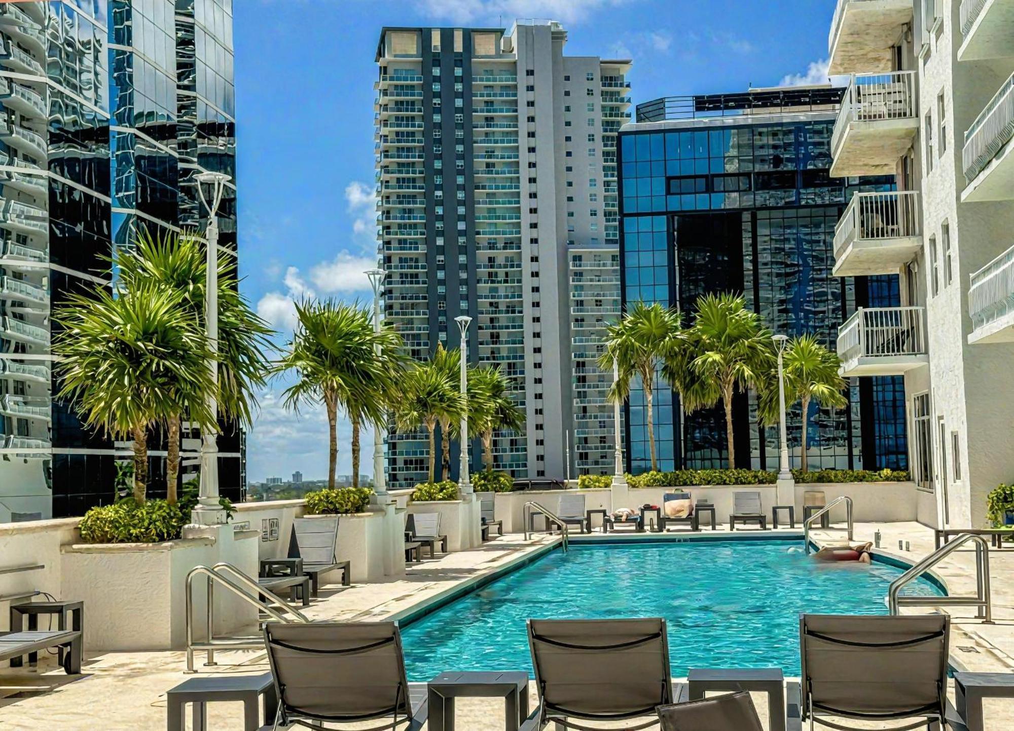 Elegant Centric Vibrant Pool Jacuzzi Free Parking Apartment Маями Екстериор снимка